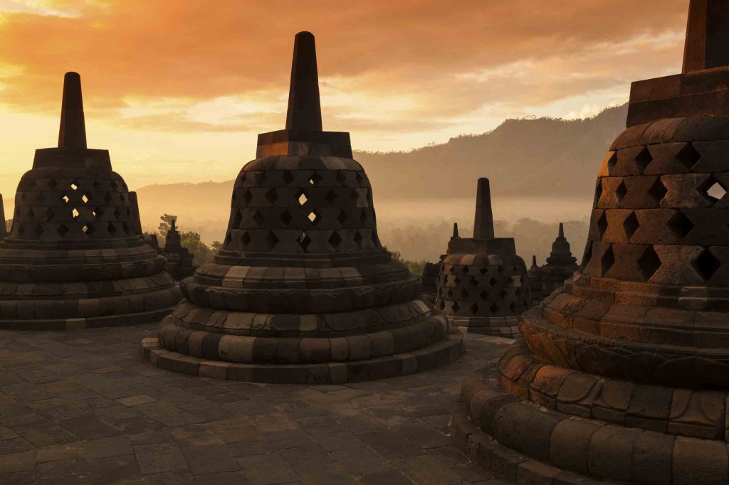 shutterstock_173572679_sunset borobudur