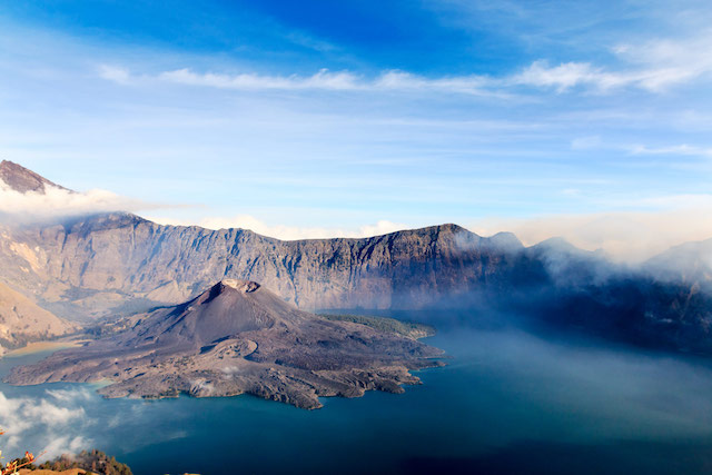 Mount-Rinjani-crater-lake