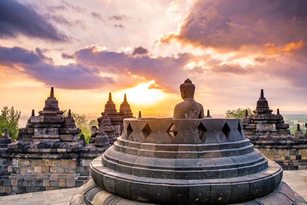 Dramatic-sunrise-seen-from-the-Borobudur_nextdestination_tropicallife