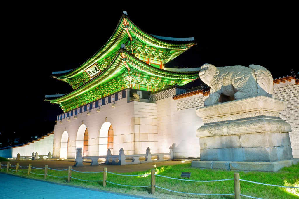 gyeongbokgung-gates-at-night