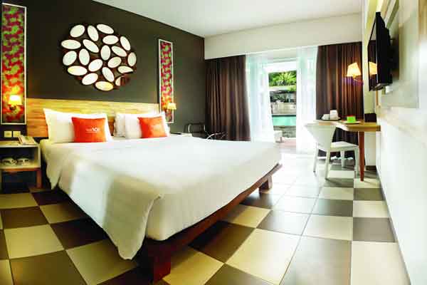 Deluxe-Pool-Access-Room